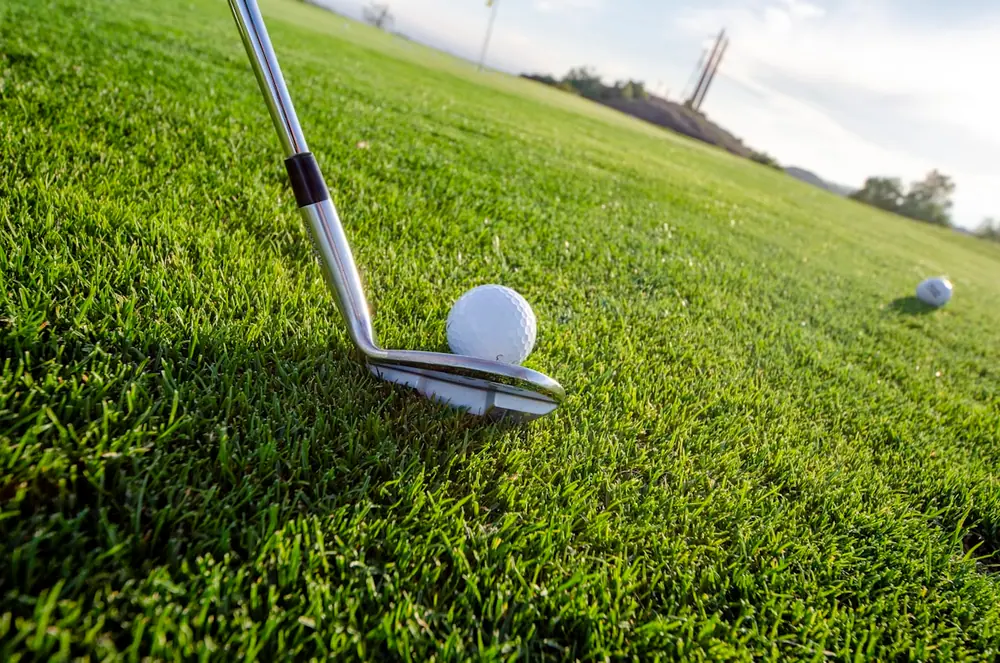 Area gioco con biliardo in un locale